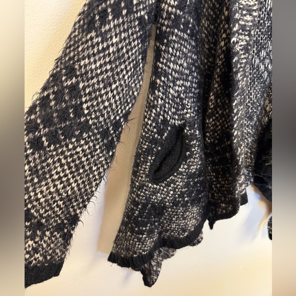 BCBGMaxAzria Gray & Black Geometric Boho Long Sleeve Cardigan Sweater Pockets L - Picture 6 of 12